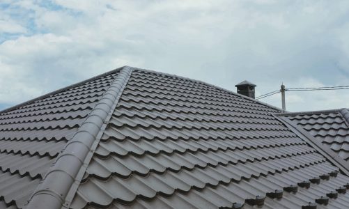 Blacha trapezowa – szybki i trwały sposób na pokrycie dachu i nie tylko