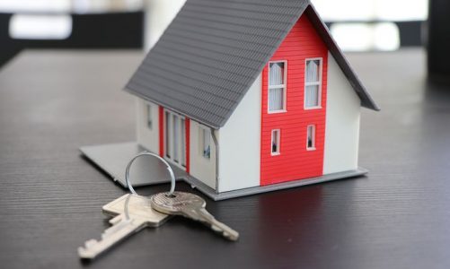 Sprzedaż mieszkania przez biuro nieruchomości: to musisz wiedzieć!