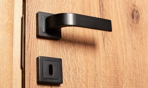 Klamki do drzwi – niezbędne wyposażenie każdego domu