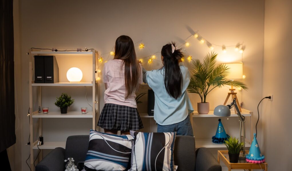 Jak dobrać oświetlenie do salonu – światło główne, akcentujące i nastrojowe