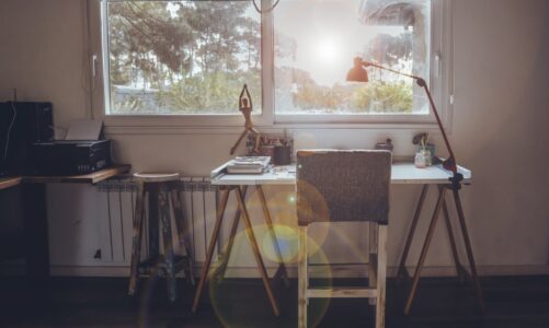 Domowe biuro – jak zorganizować pracę zdalną, żeby nie tracić energii?